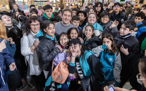 Luque recorrió la Feria del Libro junto a alumnos de distintas escuelas de la ciudad