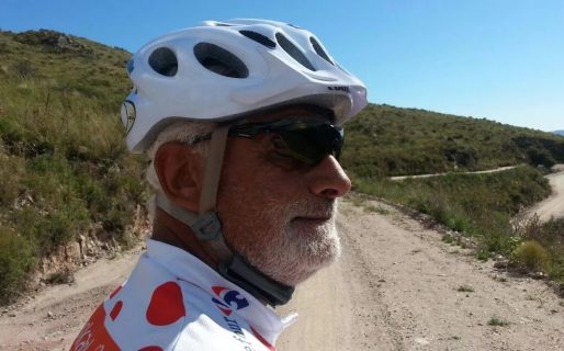 Un ciclista pedaleaba con sus amigos, cayó por un barranco y murió