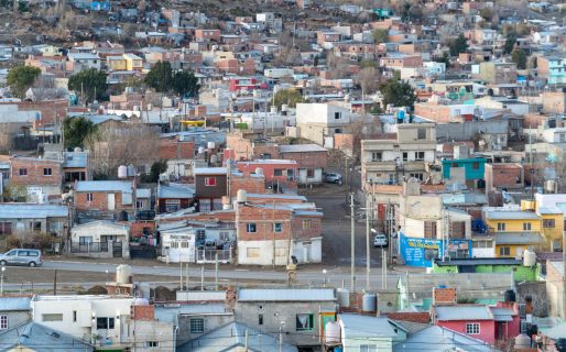 Más de 23 millones de argentinos no tienen conexión a alguno de los servicios de red, como gas natural, cloacas y agua corriente