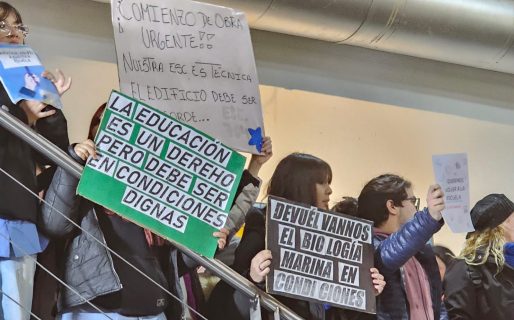 Padres del Biología Marina se manifestaron: «No hay mayor payador que un político, queremos respuestas reales»