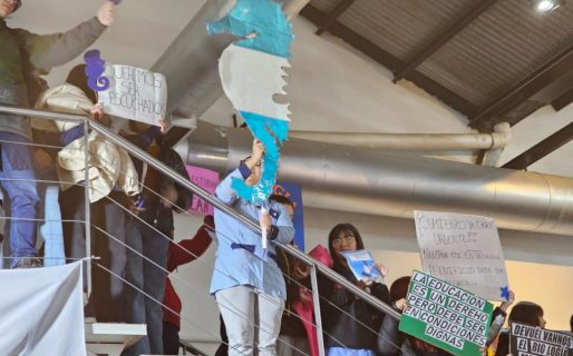 Padres y alumnos del Biología Marina se manifestaron en el Centro Cultural: «Comiencen la obra urgente»