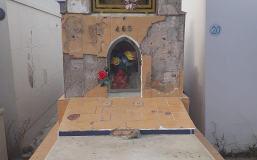 Vandalismo en el Cementerio Oeste: Denuncian robo de placas de bronce y roturas de azulejos