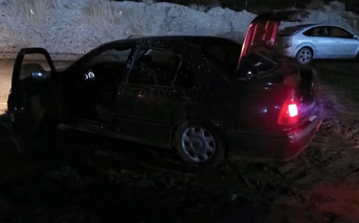 Los dejó a pata: robaron, huyeron, pero el auto se les quedó atascado en un charco y los detuvieron