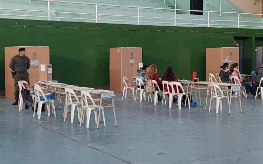 Gimnasio Municipal N°3: Casi sin autoridades de mesa comenzaron las elecciones