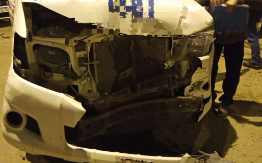 Choque entre una camioneta y una trafic dejó como saldo a dos personas con heridas leves