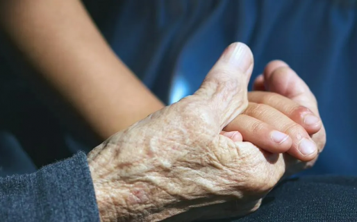 Amenazó de muerte a su propia abuela y lo detuvieron cuando le estaba pegando