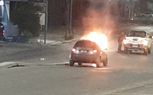Manejaba en la Ruta 3 y se le prendió fuego el auto