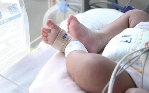 Murió una beba apuñalada por su madre adolescente