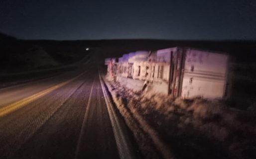 Un camión volcó en Bajada de Los Palitos producto de una fuerte ráfaga