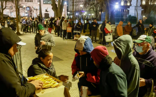 Un grupo de ONGs reparte alimentos todos los días frente a la Casa Rosada, pero el Gobierno rechaza que haya hambre