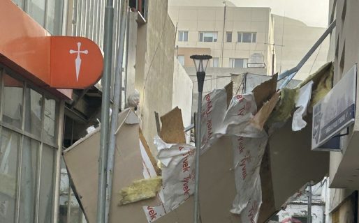 El viento derribó la pared de un Banco en el centro de la ciudad