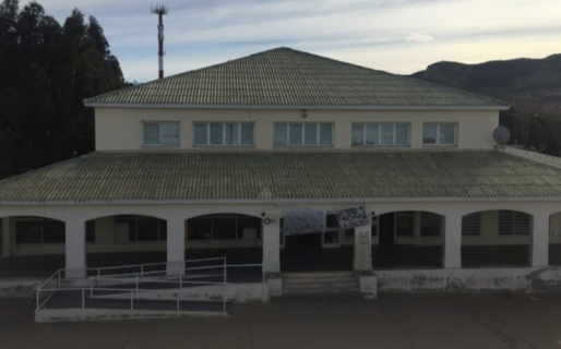 Tiene licencia oncológica y le pidieron que siga dando clases