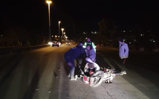 Un policía en moto chocó a un auto de atrás en Ruta 3