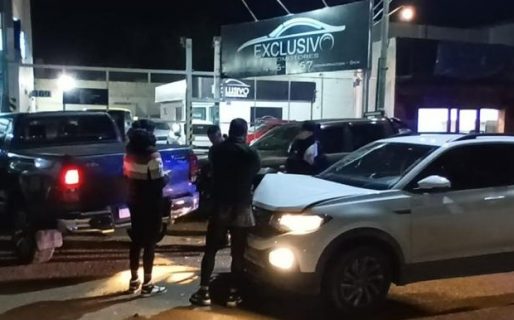 Salió marcha atrás y lo chocó otro conductor: Tenía el seguro automotor vencido
