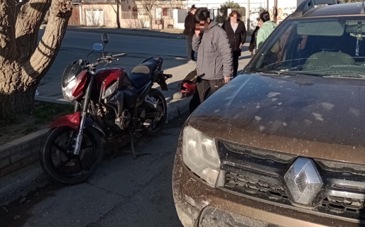 Choque entre una camioneta y una moto deja a un joven herido