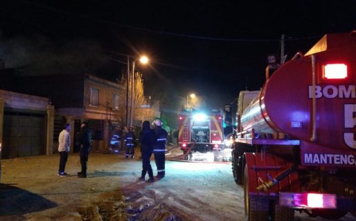 Una niñera se tiró de un primer piso con dos menores para salvarlos del fuego
