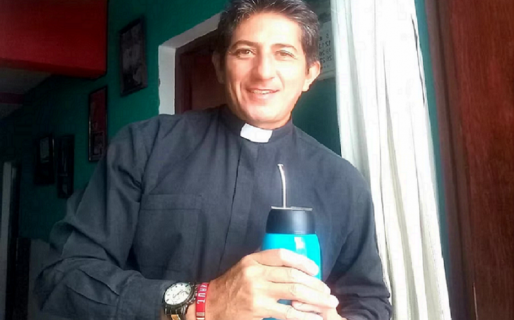 Un cura peleó con un ladrón que quería robar en la iglesia: “Le partí una silla en la espalda”