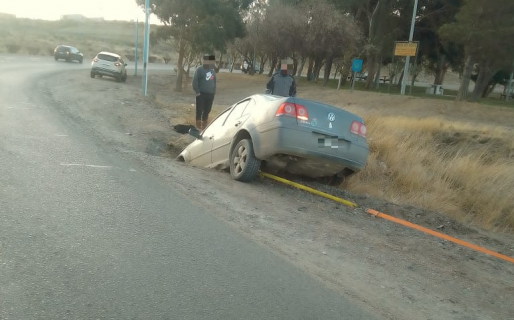 Encandilado por el sol, conductor de un Bora despista en la rotonda de la Plaza del Viento