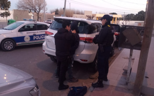 Un joven fue detenido por portar un revólver y su novia lo acompañó por escupirle la cara a la Policía