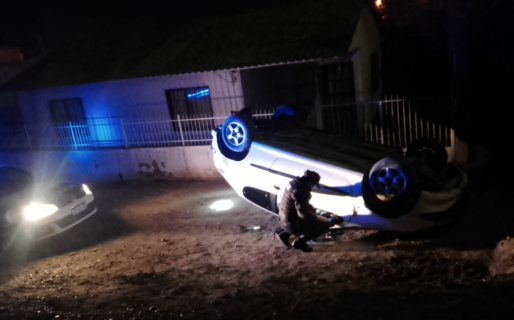 Conductora en estado de ebriedad volcó y tuvo que ser asistida