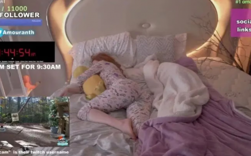 La joven que gana miles de dólares por dejar que la vean durmiendo