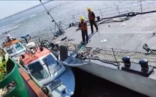 Un buque de la Armada chocó contra un bar flotante, que debió ser evacuado