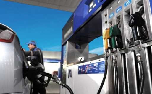 Postergan el incremento de impuestos a los combustibles