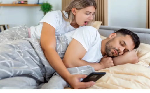 Descubrió que su novio le mensajeó a una chica, lo increpó y él usó una insólita excusa