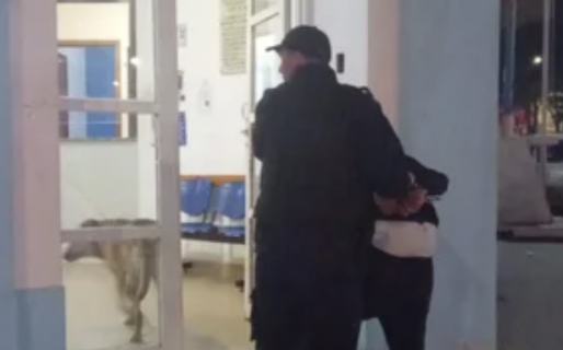 Se negó a identificarse e intentó a agredir a un oficial: fue detenido