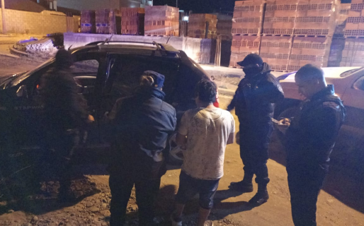 Se quedó dormido mientras iba al volante en medio de la calle