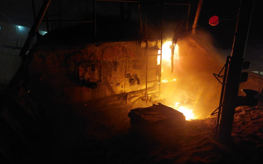 Se incendió un barco en la costanera