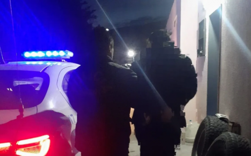 Un hombre discutió con su pareja y le arrojó comida caliente en la cara