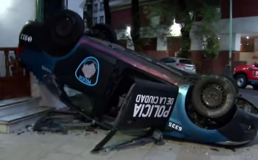 Volcó un patrullero al chocar con un auto en el barrio porteño de Belgrano
