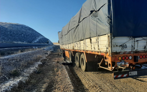 Camión queda atrapado en la banquina después de evitar un accidente cerca de Rada Tilly
