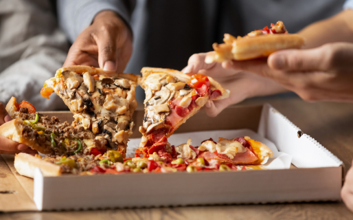 Compró una pizza por delivery y se le prendió fuego la caja: casi termina en tragedia