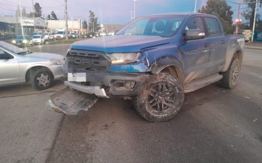 Espectacular choque dejó a uno de los vehículos sobre el muro New Jersey