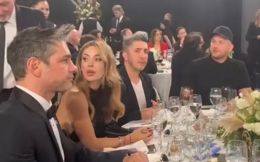 Jey Mammon llegó a la ceremonia y su mesa se vació: “No me arrepiento de haber venido”