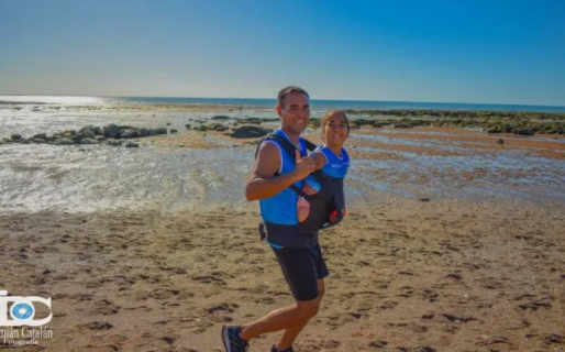 Emocionante: corrió una maratón con su hija a la que le faltan las 4 extremidades a upa