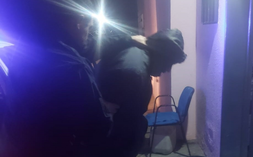 Un hombre golpeó a su pareja delante de sus tres hijas porque dejó entrar al perro
