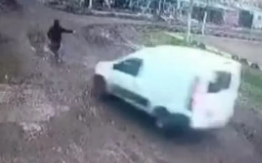 Un repartidor persiguió y atropelló con su auto a un ladrón que lo había asaltado