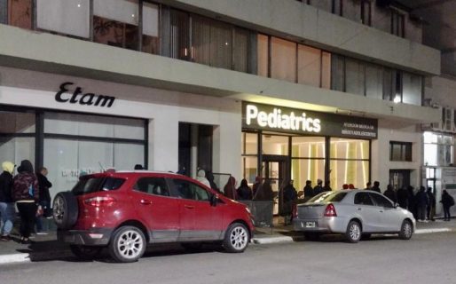 En pleno invierno y con temperaturas bajo cero, largas filas en la Secretaría de Salud para hacer trámites