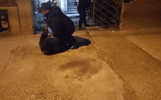 Defendieron a una mujer pero su pareja los atacó: “los voy a matar milicos de mierda”