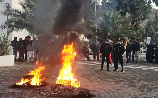 Petroleros se manifiestan en YPF en reclamo del pago de salarios