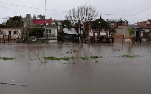 Una periodista se cayó al agua mientras cubría las inundaciones en La Plata