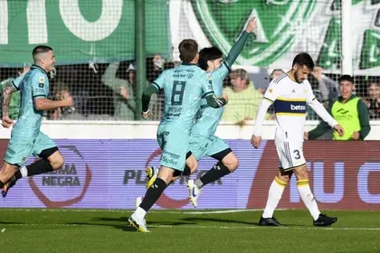 Boca perdió 1-0 con Sarmiento de Junín y sufrió un duro golpe antes del cruce con Racing por Copa Libertadores