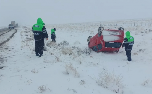 En medio de las intensas nevadas, volcó un auto cerca de Comodoro