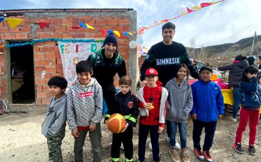 Jugadores de Gimnasia celebraron el Día de las Infancias en barrios de la ciudad