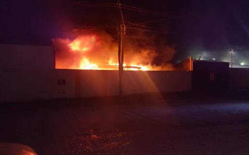 Incendiaron 6 vehículos de una empresa en Av. Yrigoyen