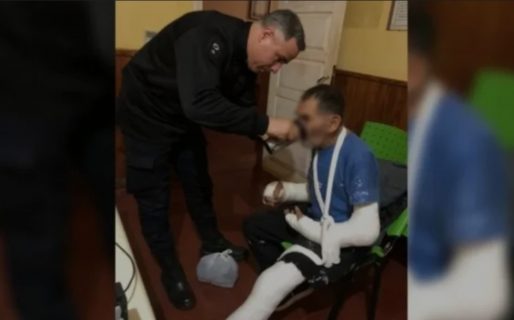 Tiene 80 años y su hijastro lo golpeó para robarle la jubilación: “Me hice el muerto para que pare”