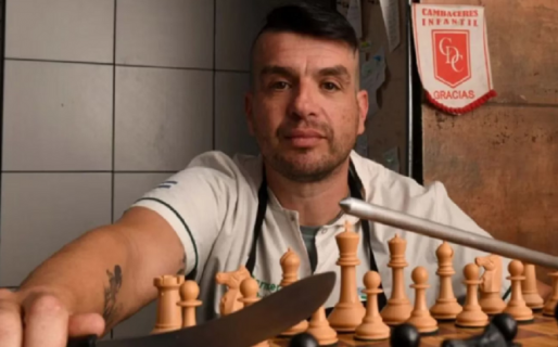 Es carnicero, juega al ajedrez y regala 2 kilos de asado a quien le gane una partida